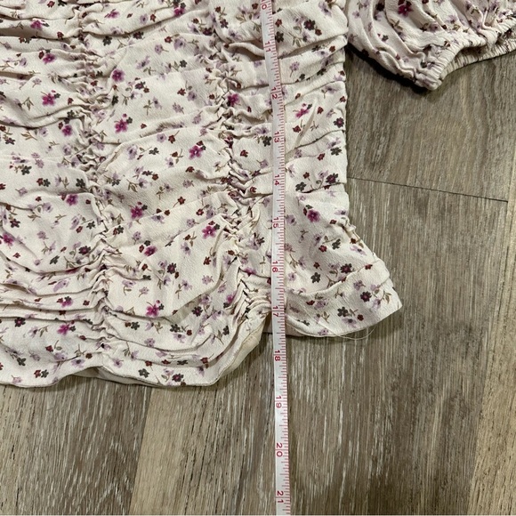 ASTR Ruched Short Sleeve Top in Cream & Lavender Ditsy Large - Picture 5 of 8